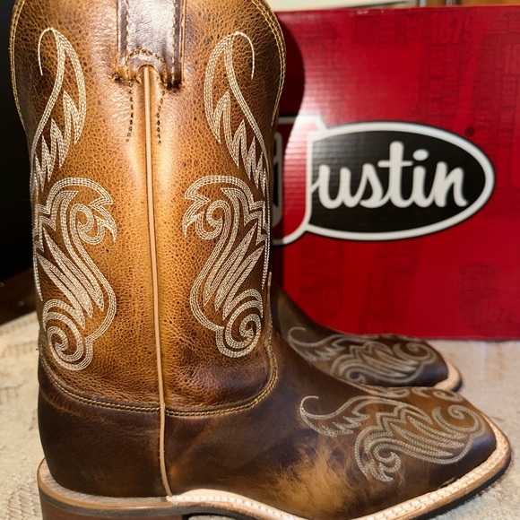 Justin Boots size 11. Width B. Square toe. I ordered wrong size. Brand new. - Picture 3 of 5